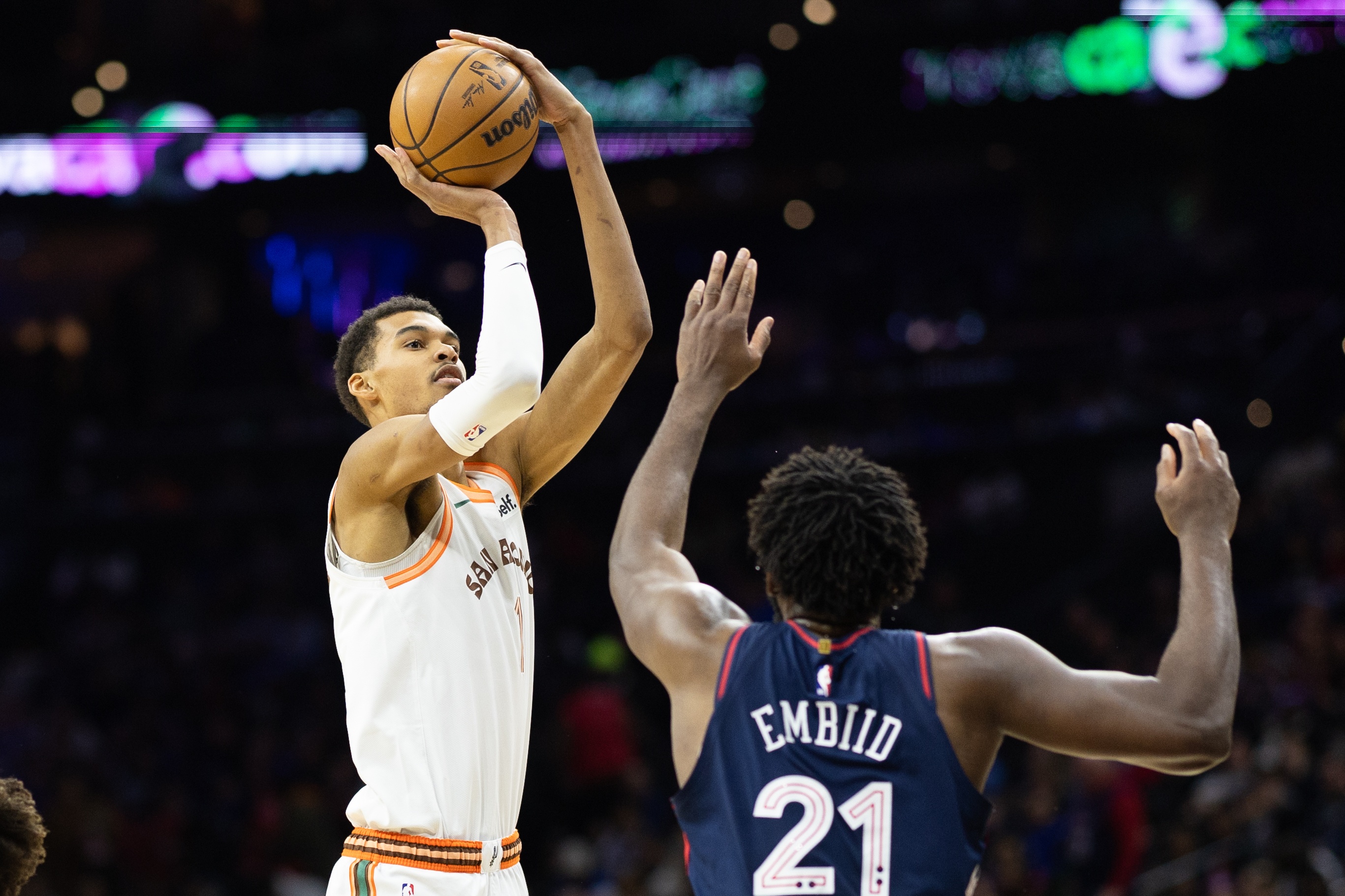 开云体育app下载-巴图姆：恩比德说文班无法打破盖帽纪录 因没人敢在他面前投篮