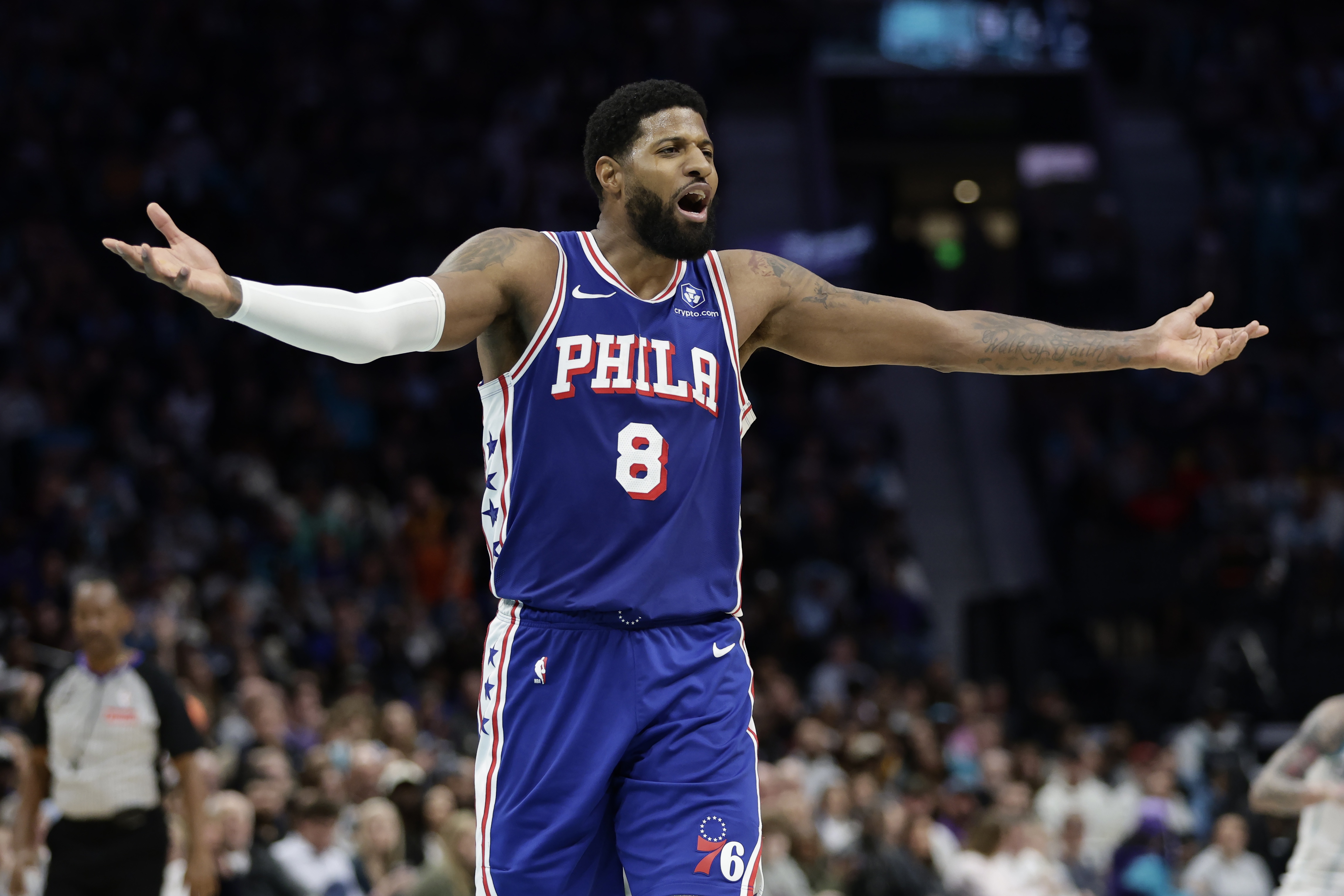 开云体育-熄火了！乔治15中5得16分5板4助2断 下半场手冰凉仅3分